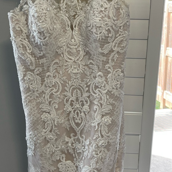 Never worn Maggie Sottero plus size wedding dress - Picture 6 of 8